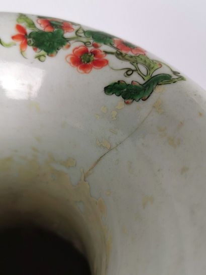 null CHINE, Canton, XIXème siècle.

Rare vase balustre en porcelaine et émaux polychromes...