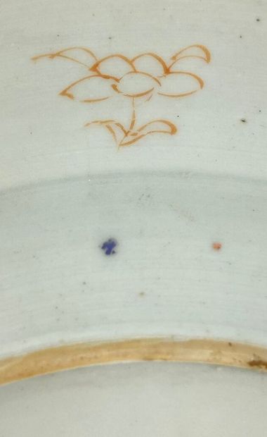null CHINE.

Assiette en porcelaine à décor polychrome au centre d'un vase fleuri,...