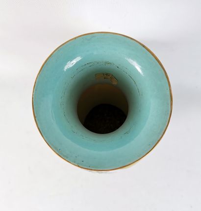 null CHINE, période République (1912-1949).

Vase balustre en porcelaine et émaux...