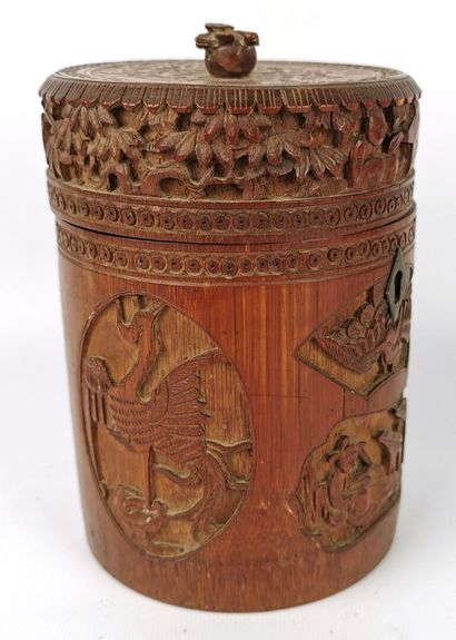 null CHINE, XXème siècle.

Boite cylindrique en bambou sculpté à décor de personnages,...