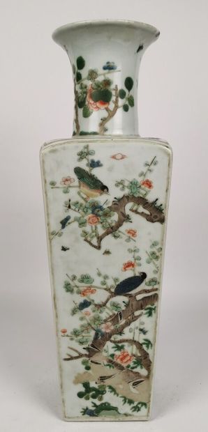 null CHINE, fin de la dynastie Qing (1644-1912).

Vase quadrangulaire en porcelaine...