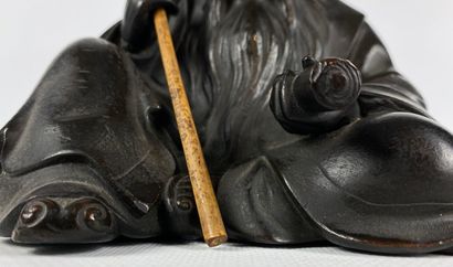 null JAPON, période Meiji (1868-1912).

Sujet en bronze patiné figurant un sage,...