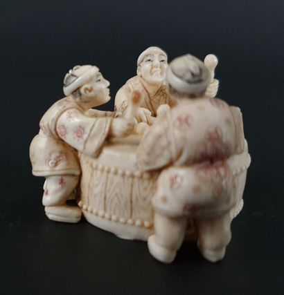 null JAPON, début du XXème siècle.

Netsuke en ivoire sculpté figurant trois joueurs...