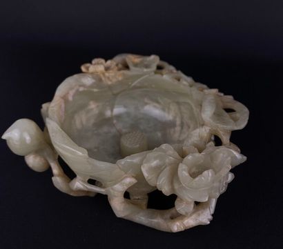 null CHINE.

Rince-pinceaux en jade pâle sculpté en forme de fleur de lotus, cernée...