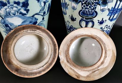 null CHINE, XIXème siècle. 

Réunion de deux potiches couvertes en porcelaine à émail...