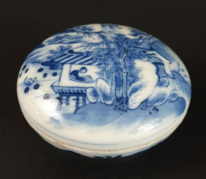 null CHINE, fin du XIXème siècle.

Boîte lenticulaire en porcelaine et émaux blanc-bleu...