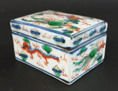 null CHINE, style Wanli.

Boîte rectangulaire en porcelaine émaillée "wucai" à décor...