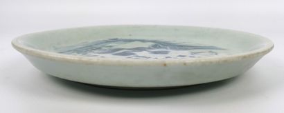 null CHINE, vers 1900. 

Petit plat en porcelaine et émaux blanc bleu à décor de...