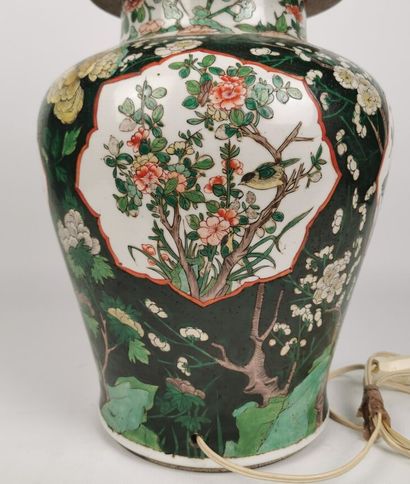 null CHINE, vers 1900.

Vase couvert en porcelaine et émaux de la Famille Verte à...