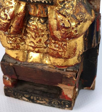 null CHINE DU SUD (?), vers 1900.

Statuette de dignitaire sur un trône en bois sculpté,...