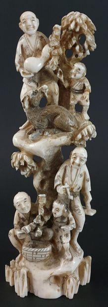 null JAPON.

Okimono en ivoire sculpté figurant un groupe de travailleurs dans un...