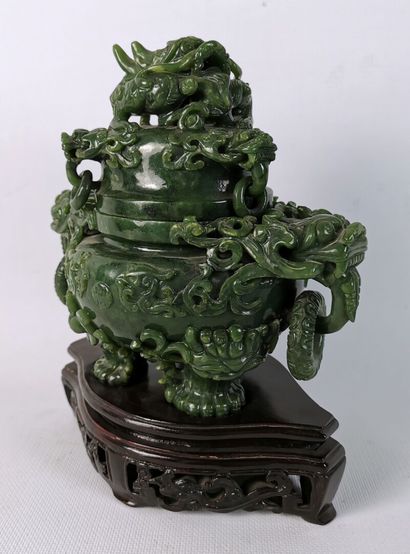null CHINE.

Brûle-parfum en serpentine sculptée, à l'imitation du jade épinard,...