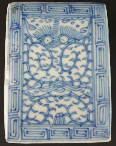 null CHINE, vers 1900.

Boîte rectangulaire en porcelaine et émaux blanc-bleu à décor...