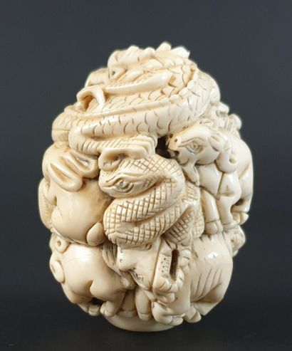 null JAPON, XIXème siècle.

Beau netsuke en ivoire sculpté à décor tournant des animaux...
