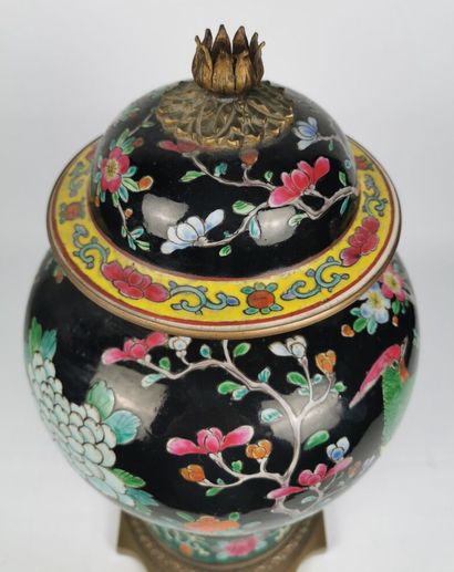null CHINE, première moitié du XXème siècle.

Vase balustre couvert en porcelaine...