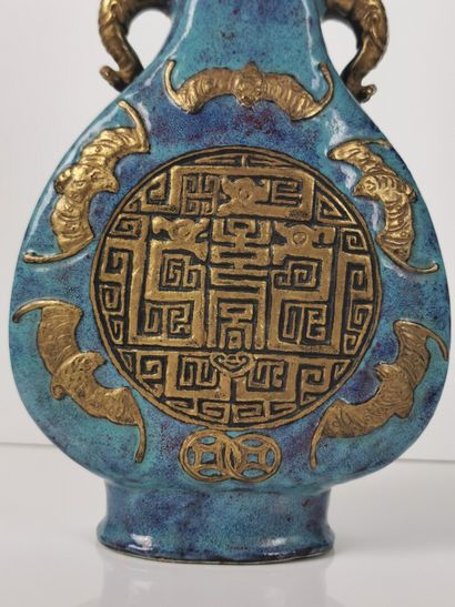 null 
CHINE, dynastie Qing (1644-1911).




Vase à panse aplatie en porcelaine à...