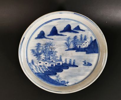 null CHINE, XVIIIème siècle. 

Petit plat sur léger talon en porcelaine et émaux...