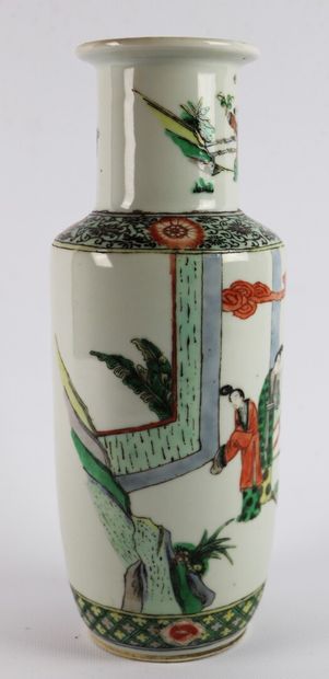 null CHINE.

Vase balustre à col droit en porcelaine et émaux de la Famille Verte...