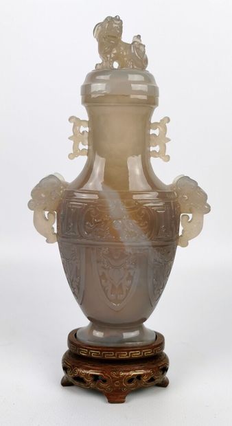 null CHINE.

Vase aplati couvert en agate veinée à décor en léger relief de rinceaux...