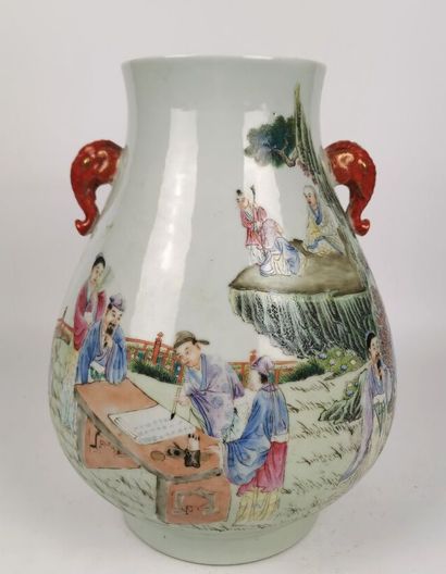 null CHINE.

Vase pansu en porcelaine et émaux polychromes à décor de scènes de leçons...