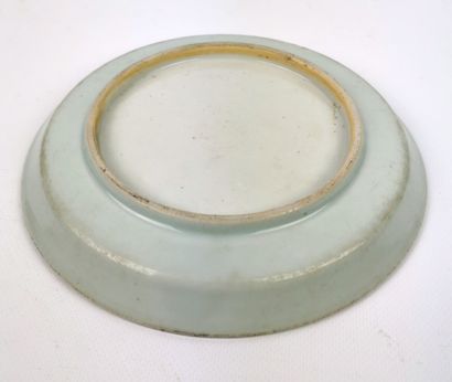 null CHINE, vers 1900. 

Petit plat en porcelaine et émaux blanc bleu à décor de...