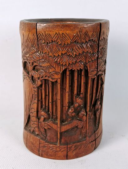 null CHINE, XXème siècle.

Pot à pinceaux dit "bitong" en bambou sculpté à décor...