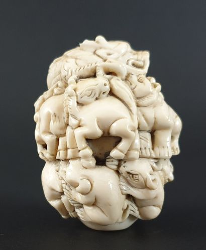 null JAPON, XIXème siècle.

Beau netsuke en ivoire sculpté à décor tournant des animaux...