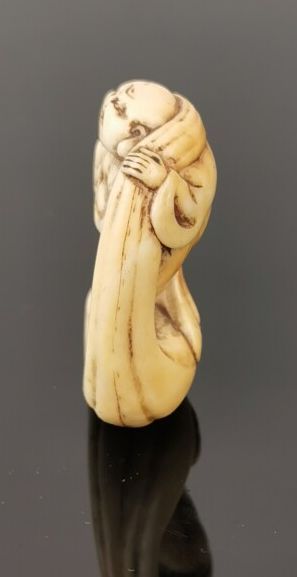 null JAPON, XIXème siècle.

Netsuke en ivoire sculpté figurant un immortel portant...