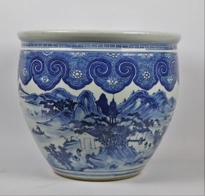null CHINE, vers 1900.

Bassin à poissons en porcelaine à décor blanc-bleu d'un paysage...