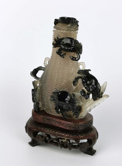 null CHINE, dynastie Qing (1644-1911).

Vase couvert en agate sculptée à motif de...