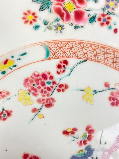 null CHINE.

Assiette en porcelaine à décor floral polychrome.

XVIIIème siècle.

D_22,8...