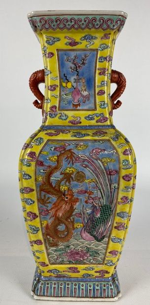 null CHINE, fin de la dynastie Qing (1644-1911).

Paire de vases en porcelaine à...