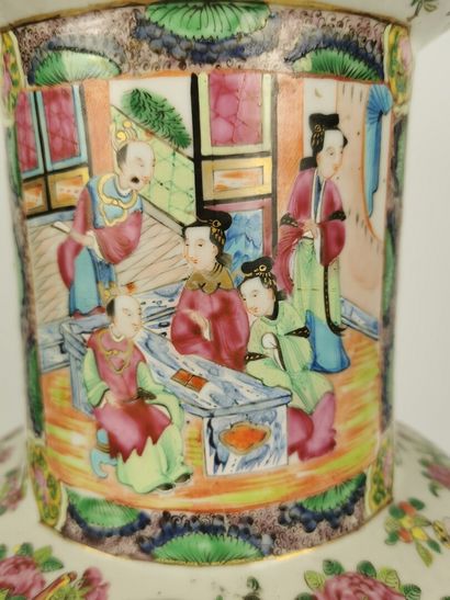 null CHINE, Canton, XIXème siècle.

Grand vase rouleau en porcelaine à décor polychrome...