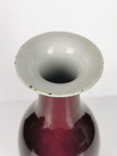null CHINE, XIXème siècle.

Vase balustre à col évasé en porcelaine à couverte sang-de-boeuf.

H_22,7...