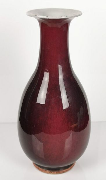 null CHINE, XIXème siècle.

Vase balustre à col évasé en porcelaine à couverte sang-de-boeuf.

H_22,7...