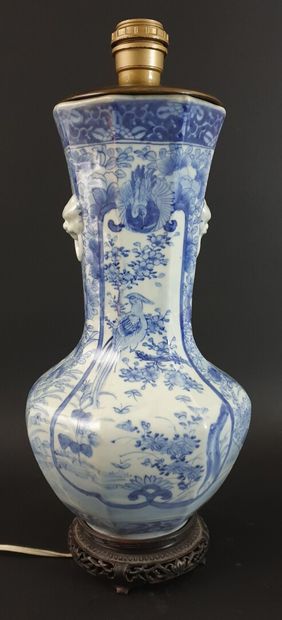 null JAPON, vers 1900.

Vase balustre à col hexagonal en porcelaine et émaux blanc-bleu...