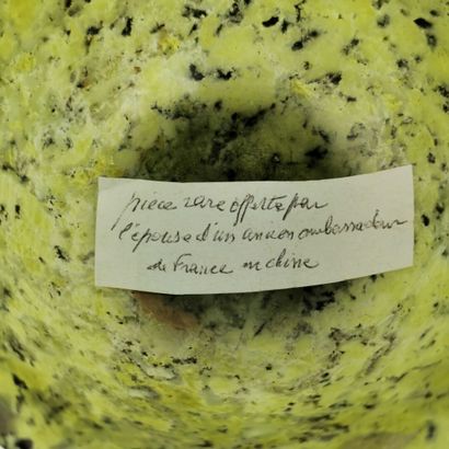null CHINE.

Tasse sorbet en jade néphrite veinée.

Collée sur un socle en bois ajouré.

XIXème-XXème...