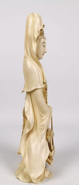 null CHINE, premier quart du XXème siècle.

Statuette en ivoire figurant une guanyin...