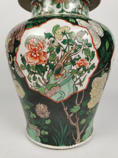 null CHINE, vers 1900.

Vase couvert en porcelaine et émaux de la Famille Verte à...