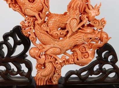 null 
CHINE.




Important groupe en corail sculpté figurant des dragons dans des...