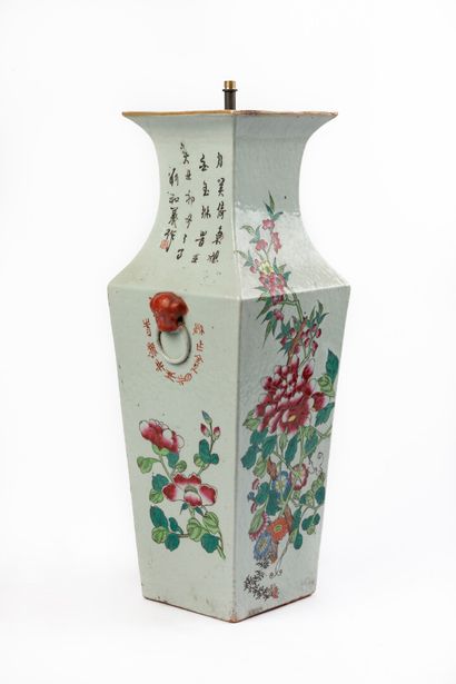 null CHINE, XIXème siècle.

Vase à pans coupés en porcelaine émaillée à décor polychrome...