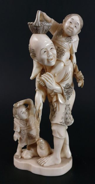 null JAPON, début du XXème siècle.

Petit okimono en ivoire sculpté figurant un homme...