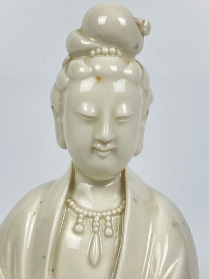 null CHINE, XIXème siècle.

Statuette de Guanyin en porcelaine blanche, assise en...