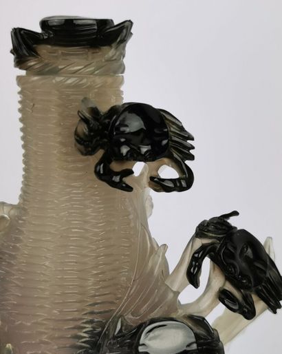 null CHINE, dynastie Qing (1644-1911).

Vase couvert en agate sculptée à motif de...