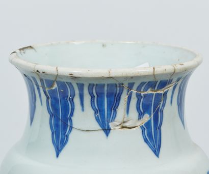 null CHINE, période Transition, XVIIème siècle.

Deux grands vases rouleaux en porcelaine...