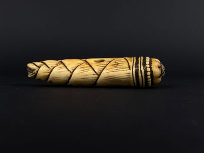 null JAPON, XIXème siècle.

Netsuke en ivoire figurant une pomme de pin.

L_7,5 ...