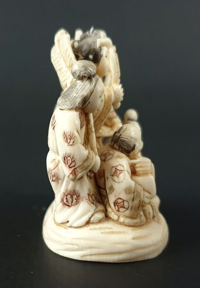 null JAPON, début du XXème siècle.

Netsuke en ivoire sculpté figurant une vieille...