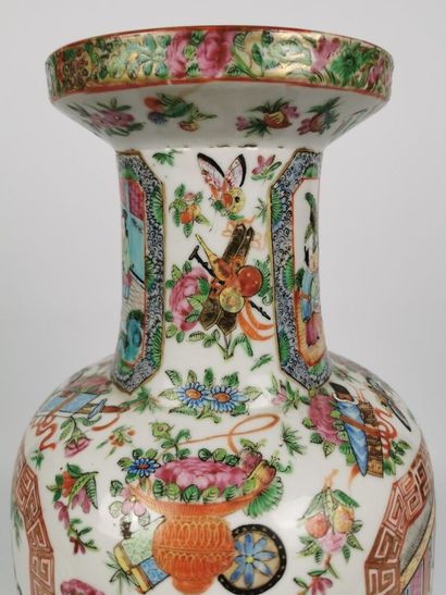 null CHINE, Canton, fin du XIXème siècle.

Vase balustre en porcelaine et émaux de...