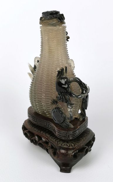 null CHINE, dynastie Qing (1644-1911).

Vase couvert en agate sculptée à motif de...