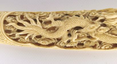 null CHINE, Pékin, vers 1930.

Petite défense en ivoire sculpté à décor de dragons...